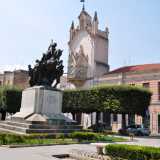 Non ci resta ora che immergerci nel centro storico, da cui accediamo attraverso un arco in pietra posto nei pressi di viale Orsini, di fronte a una torre dell�orologio costruita in stile neogotico che segna l�ora sin dal 1892